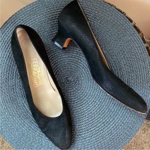VTG Salvatore Ferragamo Black Stingray Classic Pumps